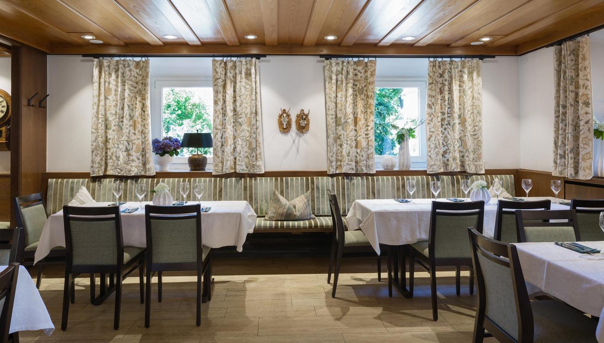 Wirtshaus & Hotel Goldener Greif Edelsfeld Exterior photo