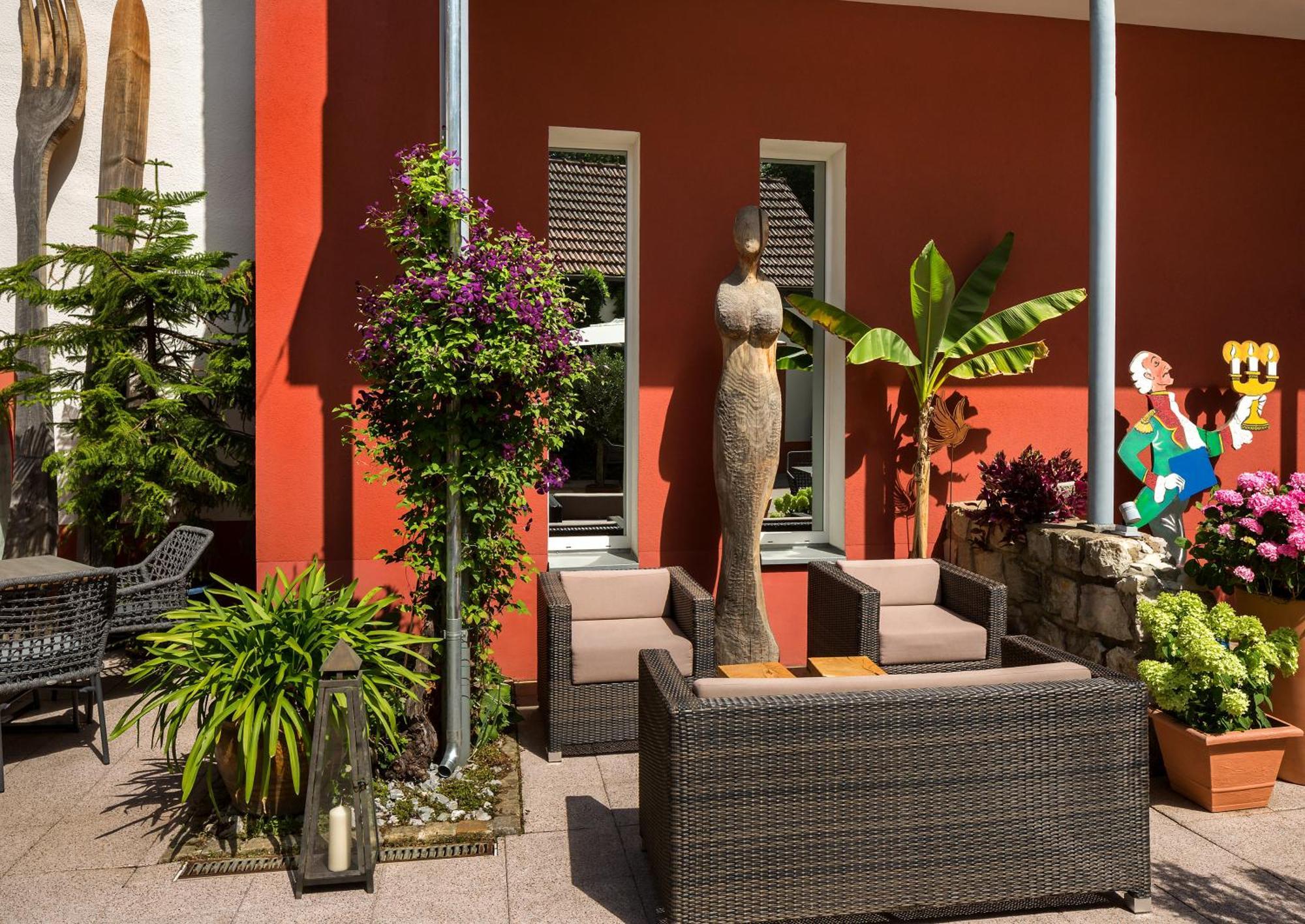 Wirtshaus & Hotel Goldener Greif Edelsfeld Exterior photo