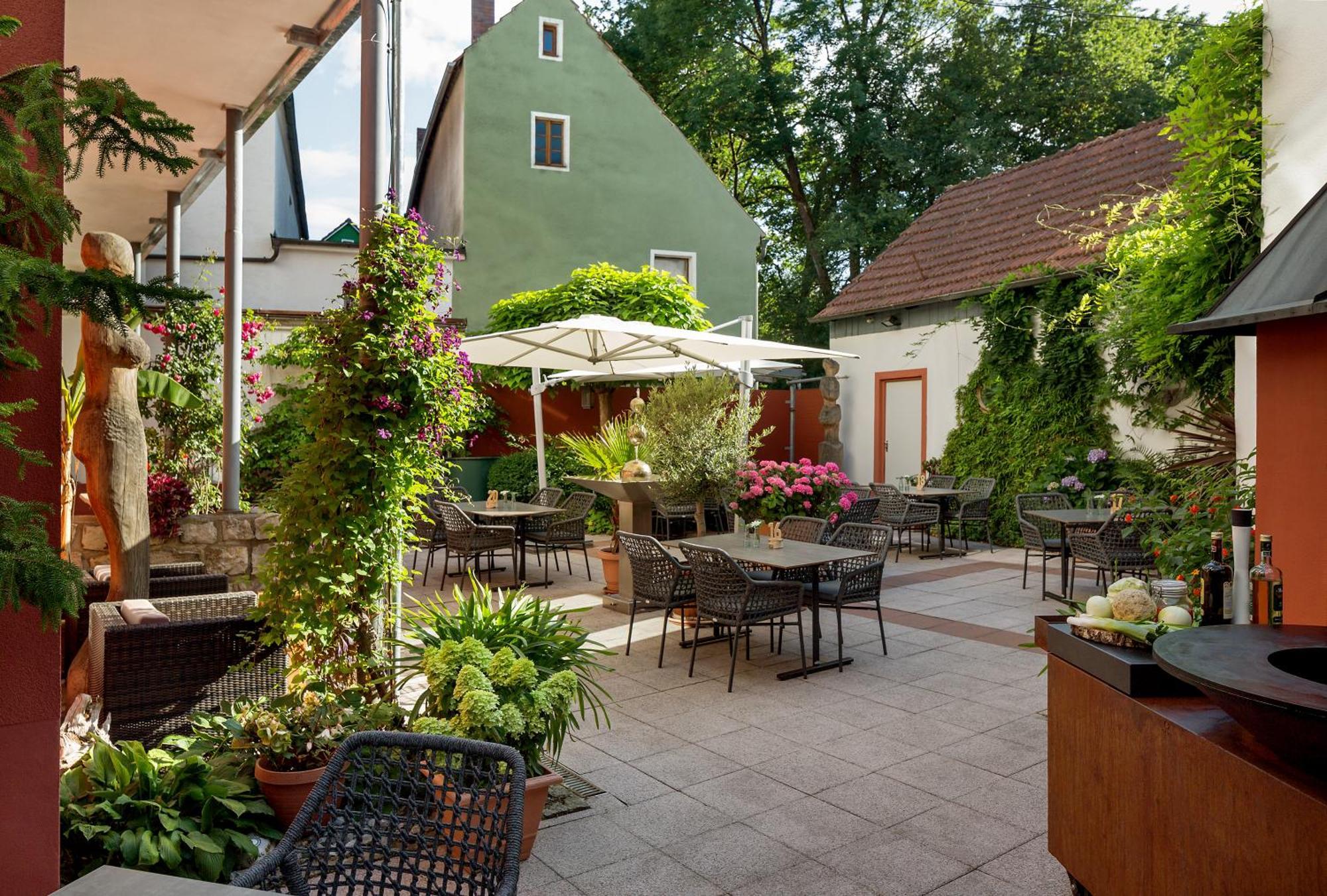 Wirtshaus & Hotel Goldener Greif Edelsfeld Exterior photo