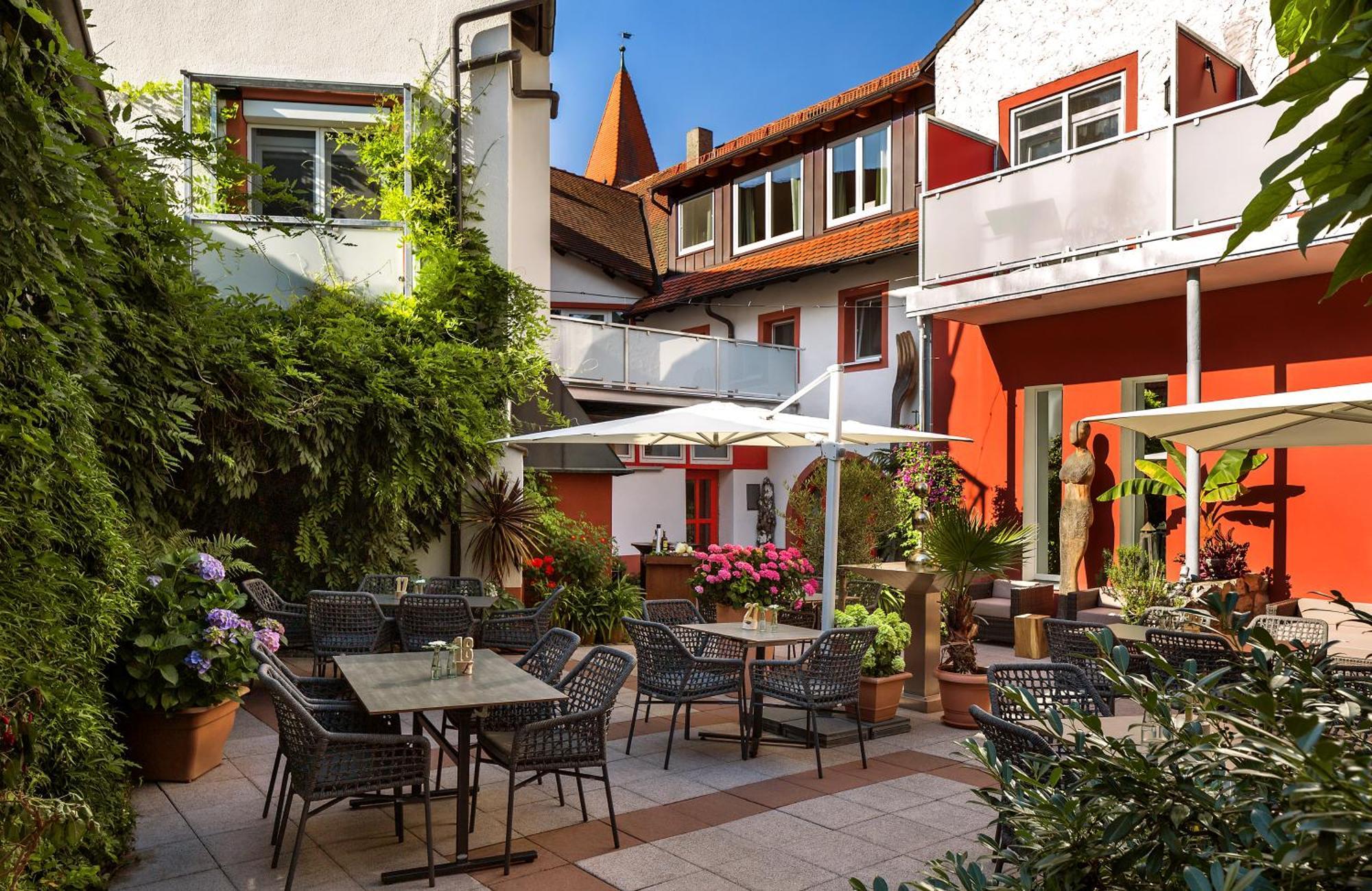 Wirtshaus & Hotel Goldener Greif Edelsfeld Exterior photo